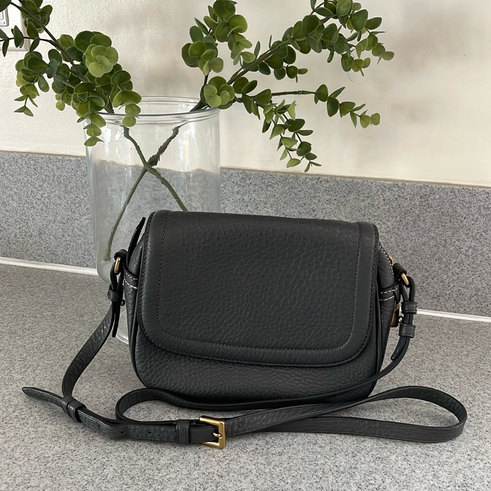 PRiCE DROP ❤️ J. Crew Signet crossbody bag. Gray. Leather.